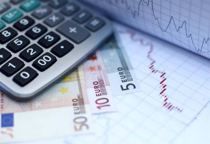 Euros y una calculadora.  