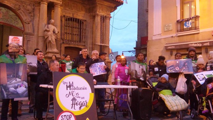Concentración de la PAH en Pamplona para pedir una "vivienda digna"