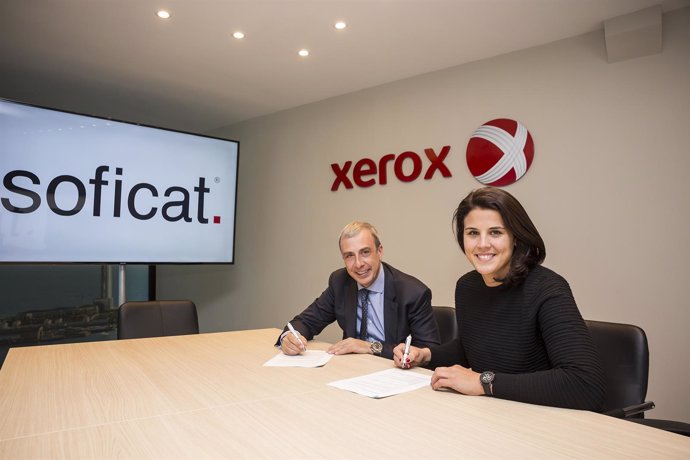 Gerard Sicart y Laia Sanz firman el acuerdo entre Soficat Xerox y la piloto