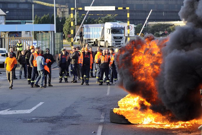 Los trabajadores de Alcoa queman neumáticos horas antes de iniciar la huelga