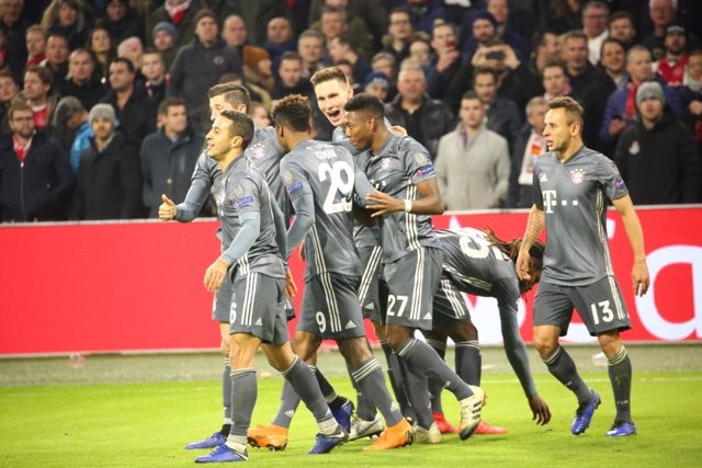 Varios jugadores del FC Bayern München celebran un gol ante el Ajax