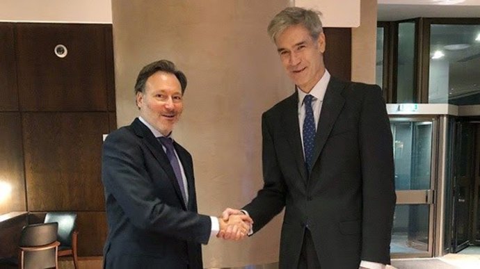 El CEO de la 'BCL', Patrick Comninos, y el presidente de la ACB, Antonio Martín