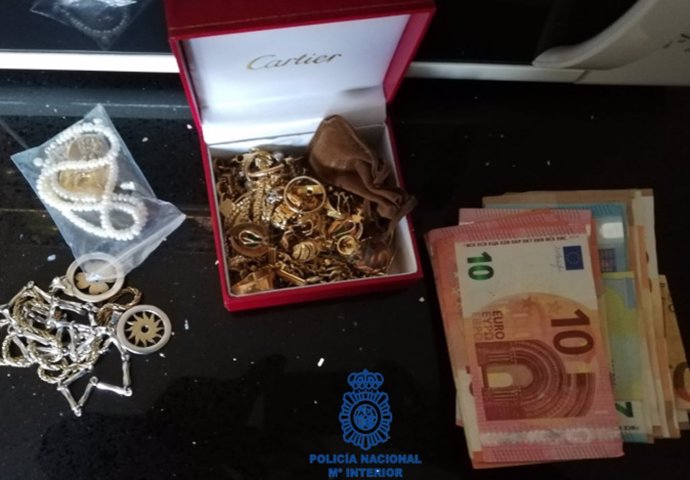 Dinero y joyas robadas en un piso de Santander