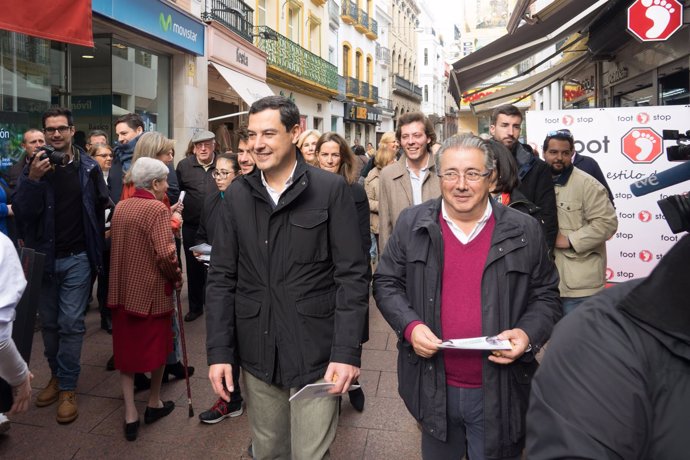 Juanma Moreno y Juan Ignacio Zoido, en un paseo en el centro de Sevilla