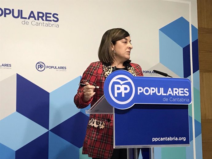 La presidenta del PP, María José Sáenz de Buruaga, en rueda de prensa