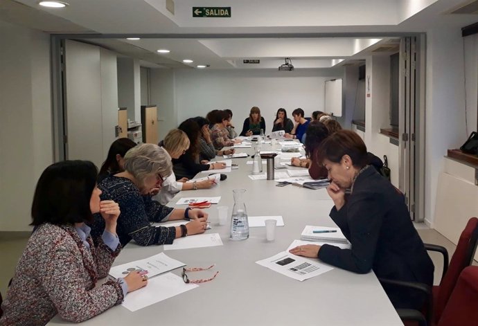 Un momento de la reunión, presidida por la consejera Ollo.