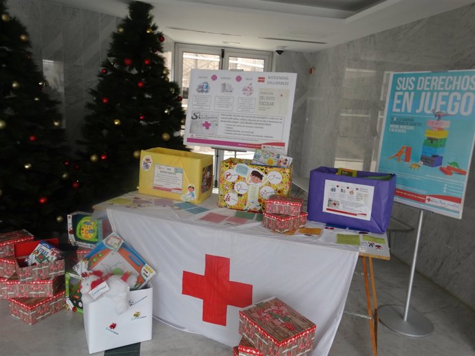 Campaña de recogida de juguetes y alimentos en el aeropuerto de Fuerteventura