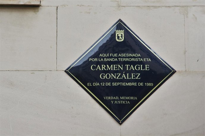 Placa en honor a Carmen Tagle, asesinada por ETA en 1989