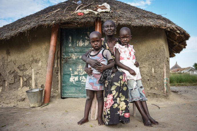 Una abuela y sus dos nietos en Sudán del Sur