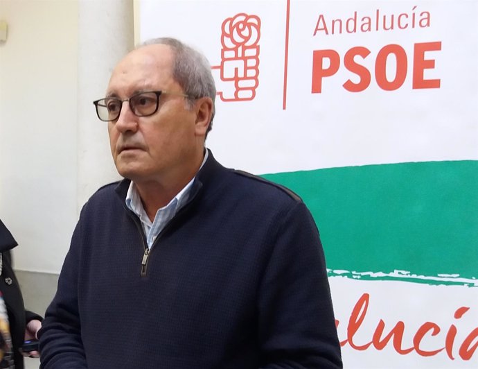 El secretario de Organización del PSOE-A, Juan Cornejo, atiende a los medios