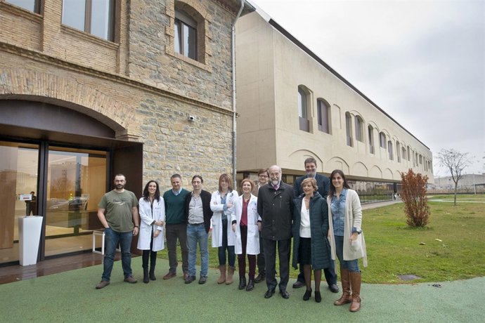 El consejero Domínguez y el personal del centro.