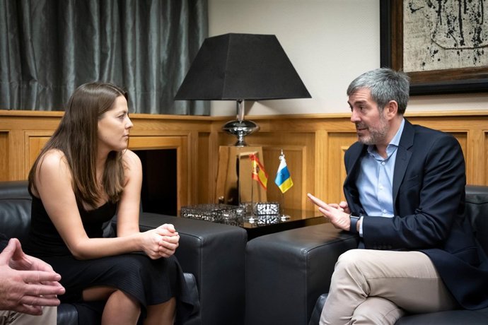 La deportista canaria Elisa Sánchez con Fernando Clavijo