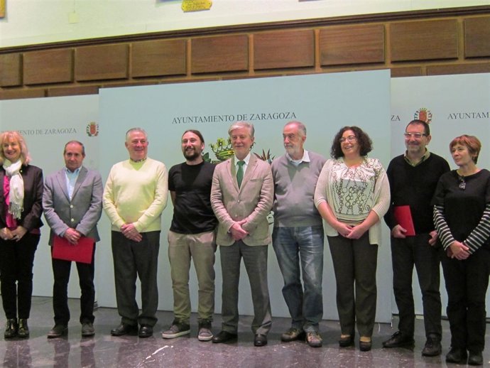 Santisteve e Híjar junto a los representantes de las entidades sociales
