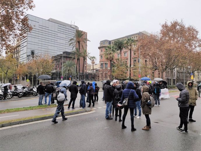 Mossos d'Esquadra tallen el carrer davant la Conselleria d'Interior