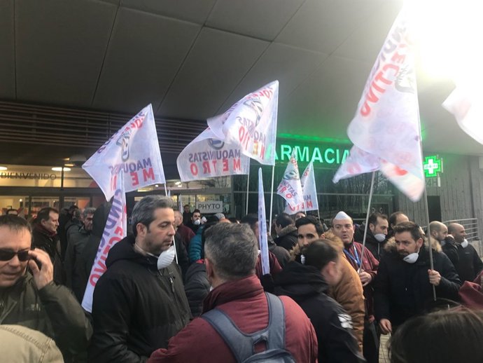 Maquinistas de Metro frente a la Asamblea de Madrid