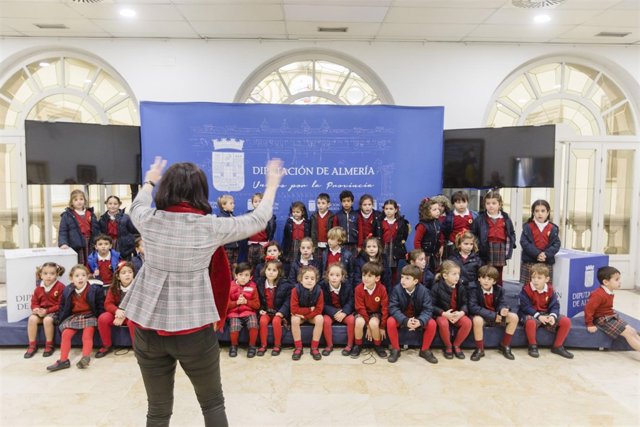 Los alumnos del Colegio Altaduna han cantado villancicos en Diputación.
