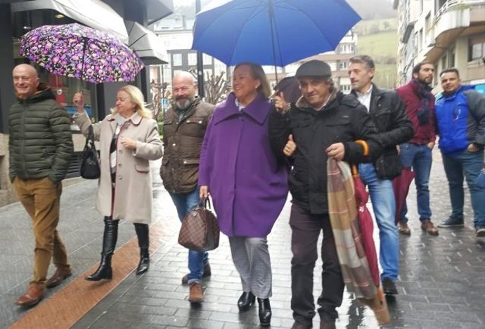 Mercedes Fernández, en el centro