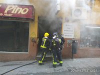 Herido un hombre por inhalación de humo procedente del incendio de una tienda en pleno centro de Jaén