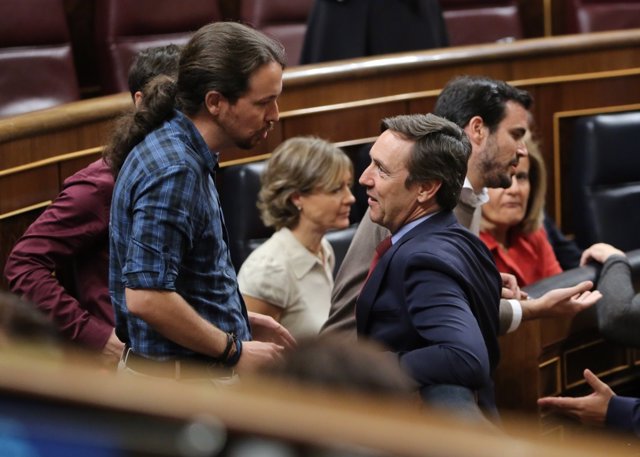 Pablo Iglesias y Rafael Hernando en el Congreso