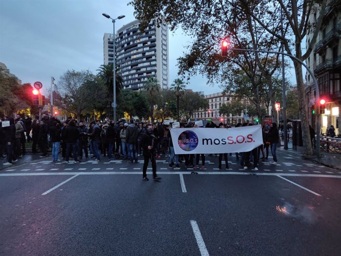Unos 200 mossos se manifiestan cerca de la Conselleria de Interior