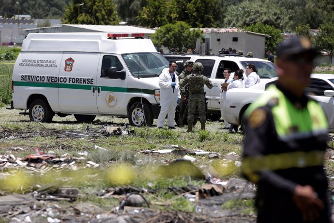 Los forenses trabajan sobre el terreno tras la explosión de pirotecnia en México