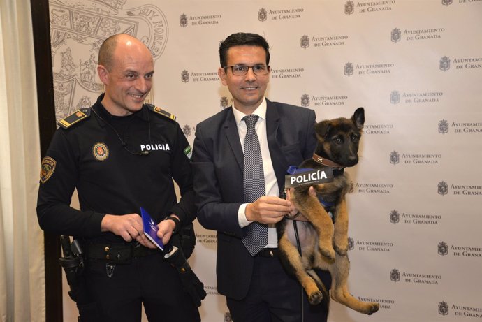 El alcalde, con Stan Lee, el nuevo perro de la unidad canina de la Policía Local