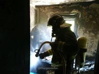 Atendidas diez personas por inhalación de humos y lesiones tras un incendio en un bloque de viviendas en Sevilla capital