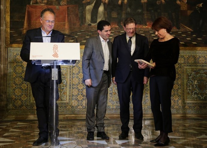 Puig hace entrega de la baldosa a la hija de Paco Aura