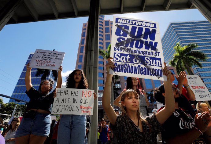 Manifestantes piden un control más estricto de armas en EEUU