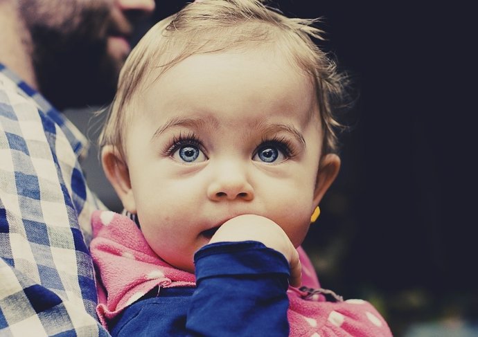 Bebé. Autismo. Padre con su hija