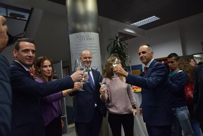 Los responsables de la bodega y el rector de la UPCT brindan con el vino