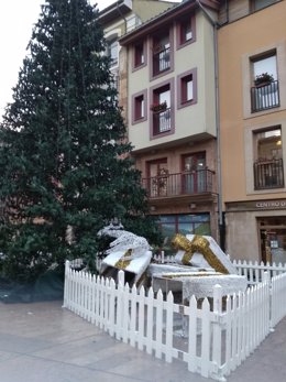 Destrozos causados en el árbol de Navidad de la plaza del Ayuntamiento.