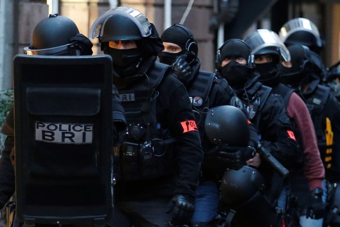 Agentes de Policía inspeccionan el terreno tras el tiroteo en Estrasburgo