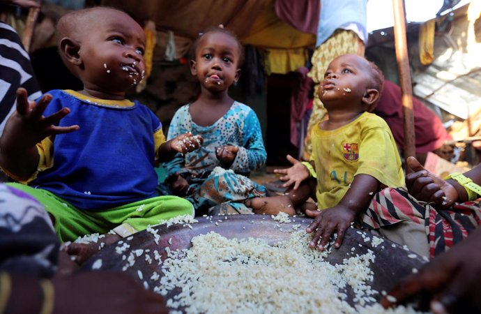 Niños desplazados internos comiendo en Mogadiscio