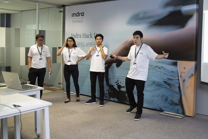 Participantes en el 'Hack Day, Desafío América' de Indra