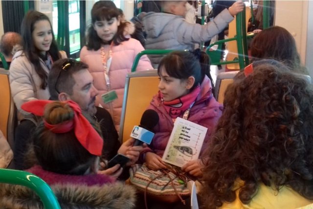 Escolares leen cuentos en el metro