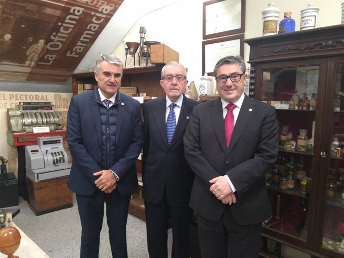 El catedrático Luis Bravo y sus directores de tesis