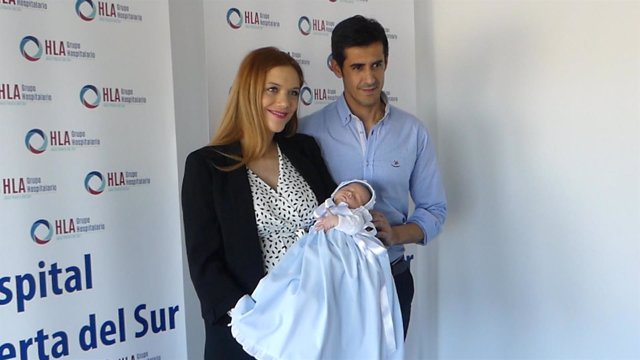 BEATRIZ TRAPOTE Y VICTOR JANEIRO PRESENTAN A SU HIJO