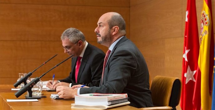 El vicepresidente Pedro Rollán junto al consejero Carlos Izquierdo