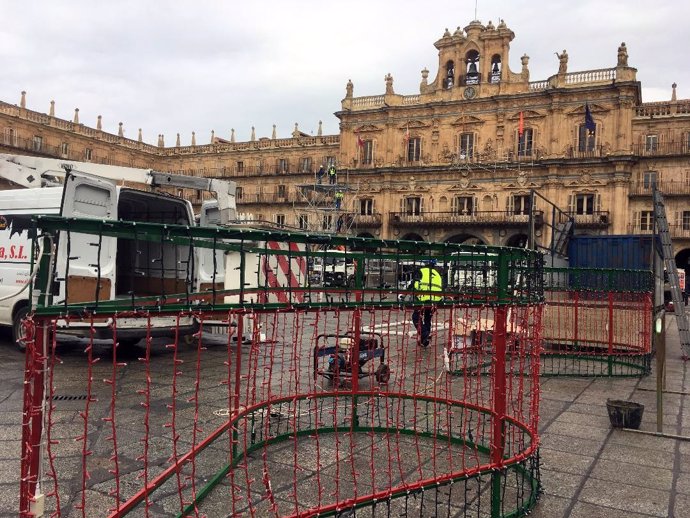 Operarios montan el 'gran regalo navideño' en la Plaza Mayor de Salamanca.