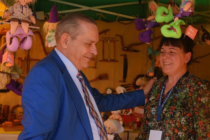 Efraín Medina visita la feria