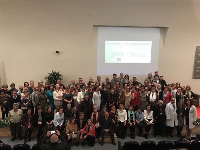 Foto de familia con los profesionales jubilados
