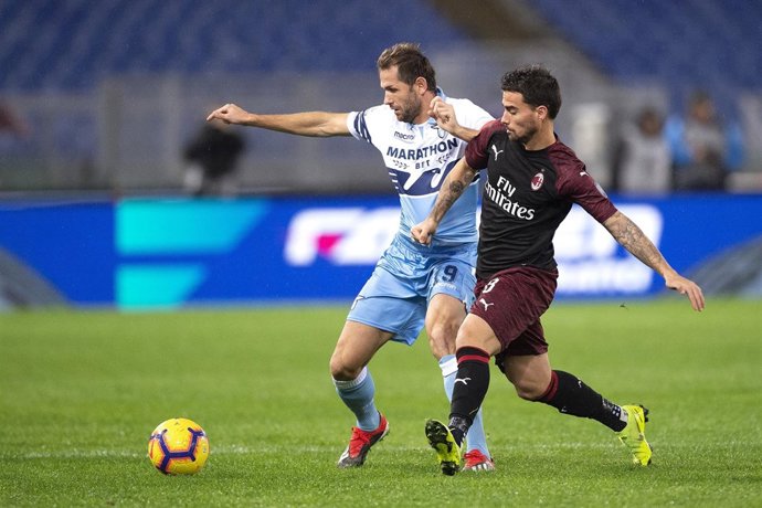 Suso pugna con un rival en el Lazio-Milan