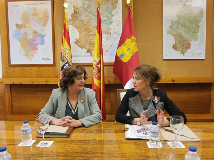 Las consejeras María Victoria Broto y Aurelia Sánchez, en Zaragoza
