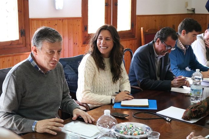 Los alcaldes del PP con Loles López.