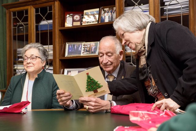 Los mayores han entregado a Amat felicitaciones de Navidad hechas por ellos.