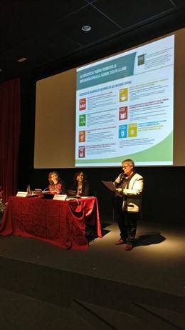 Asun Maestro, directora del Servicio de Bibliotecas, interviene en la jornada