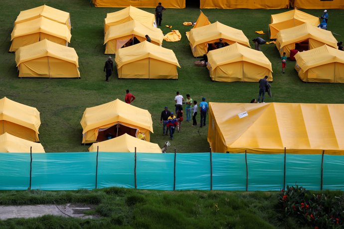 Migrantes venezolanos en un campamento en Bogotá