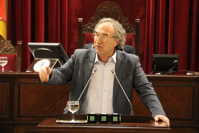 Martí March en el pleno del Parlament