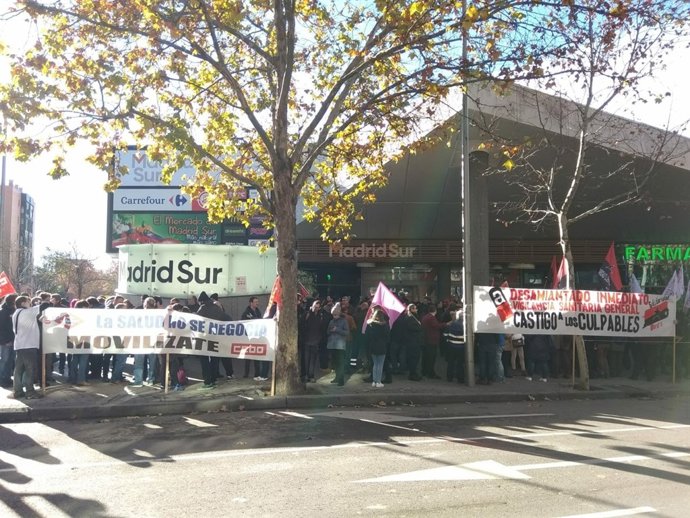 TRABAJADORES Y SINDICATOS A LAS PUERTAS DE LA ASAMBLEA